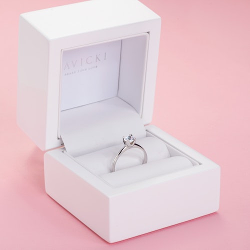 Pierścionek zaręczynowy SAVICKI: białe złoto, biały szafir